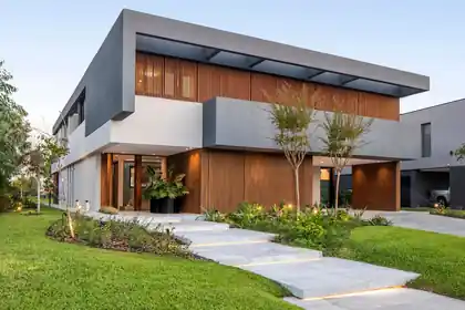 Entrada exterior ajardinada de vivienda moderna