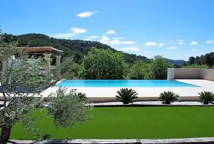 Piscina infinity con jardín y vistas